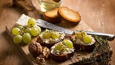 Crostini con uva, gorgonzola e miele: un antipasto rustico Crostini con uva, gorgonzola e miele: un antipasto rustico
