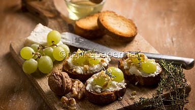 Crostini con uva, gorgonzola e miele