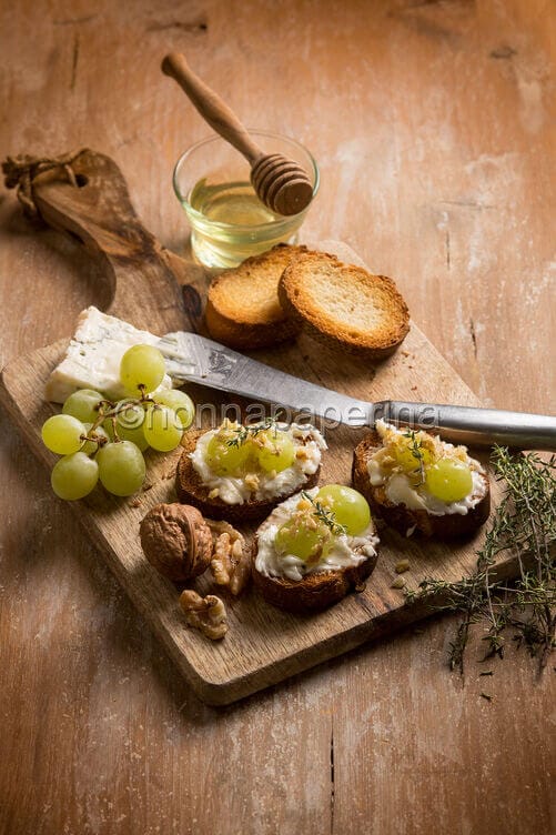 Crostini con uva, gorgonzola e miele