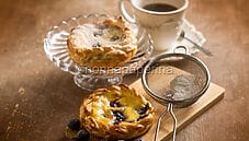 Ghirlanda di pasta sfoglia e mirtilli, dei dolcetti speciali