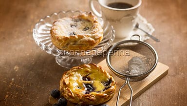 Ghirlanda di pasta sfoglia e mirtilli