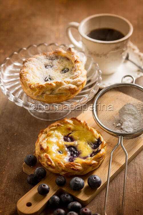 Ghirlanda di pasta sfoglia e mirtilli