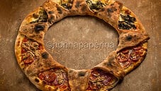 Ghirlanda di pizza bicolore, una pizza dalla forma unica Ghirlanda di pizza bicolore, una pizza dalla forma unica