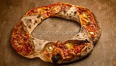 Ghirlanda di pizza con peperoni e prosciutto, davvero unica!