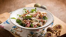Insalata con fichi e crudo: un contorno proteico e squisito Insalata con fichi e crudo: un contorno proteico e squisito