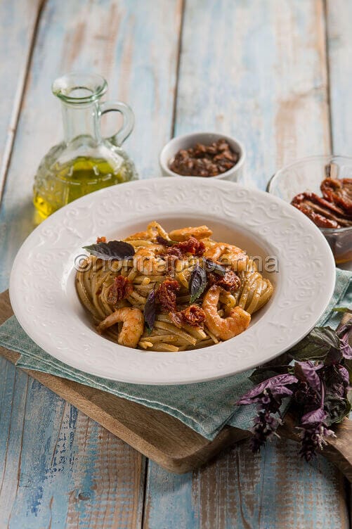 Linguine al pesto e pomodorini secchi Linguine al pesto e pomodorini secchi