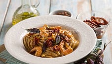 Linguine al pesto e pomodorini secchi, un primo squisito Linguine al pesto e pomodorini secchi, un primo squisito