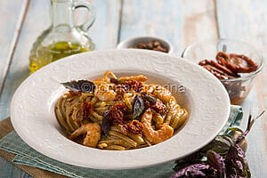 Linguine al pesto e pomodorini secchi, un primo squisito Linguine al pesto e pomodorini secchi, un primo squisito