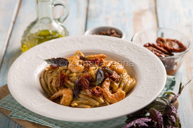 Linguine al pesto e pomodorini secchi