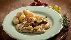 Pollo con uva e rosmarino: un secondo semplice ed elegante Pollo con uva e rosmarino: un secondo semplice ed elegante