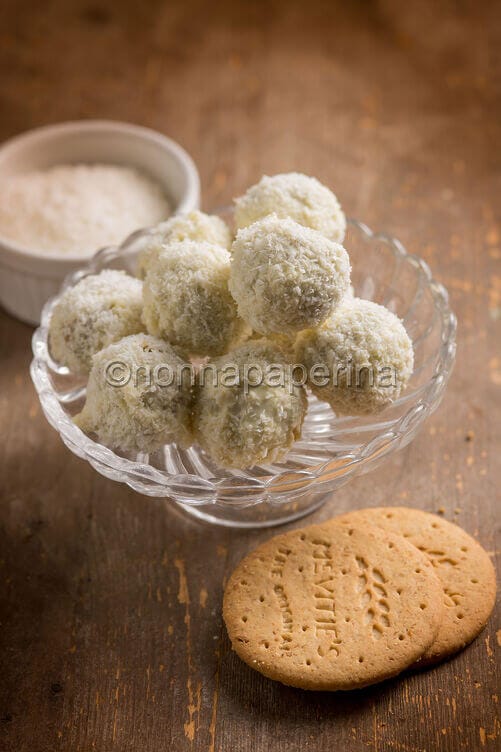 Tartufini al cocco e biscotti Tartufini al cocco e biscotti