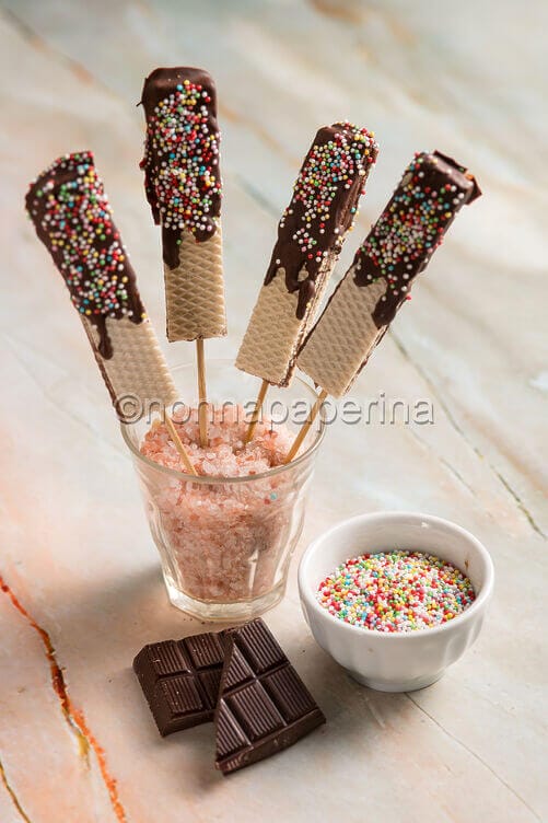 Wafer al cioccolato con praline colorate