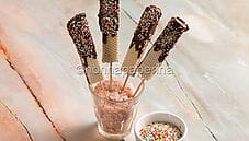 Wafer al cioccolato con praline colorate, un dolce sfizioso Wafer al cioccolato con praline colorate, un dolce sfizioso