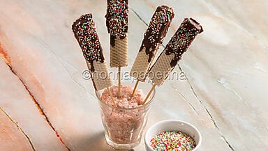 Wafer al cioccolato con praline colorate