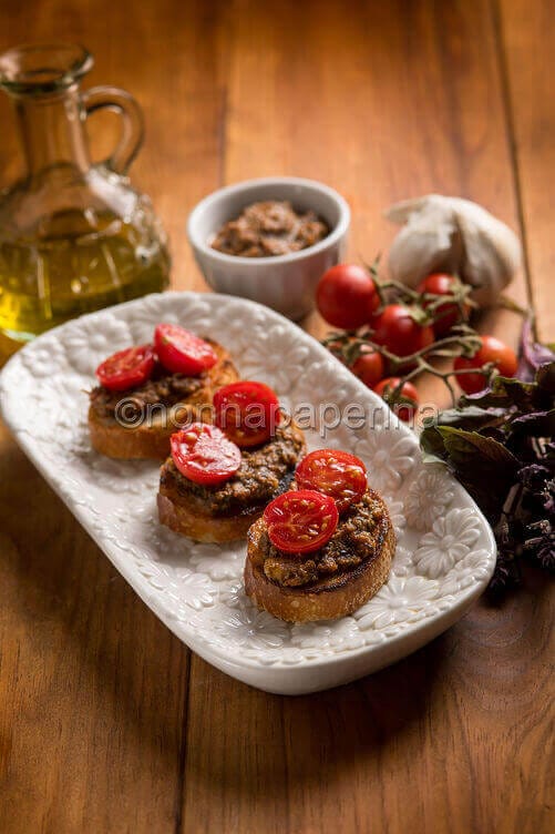 Bruschette con pesto di basilico rosso