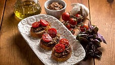 Bruschette con pesto di basilico rosso: un crostino perfetto Bruschette con pesto di basilico rosso: un crostino perfetto
