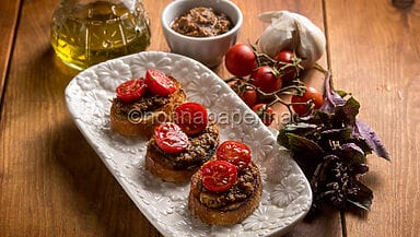 Bruschette con pesto di basilico rosso