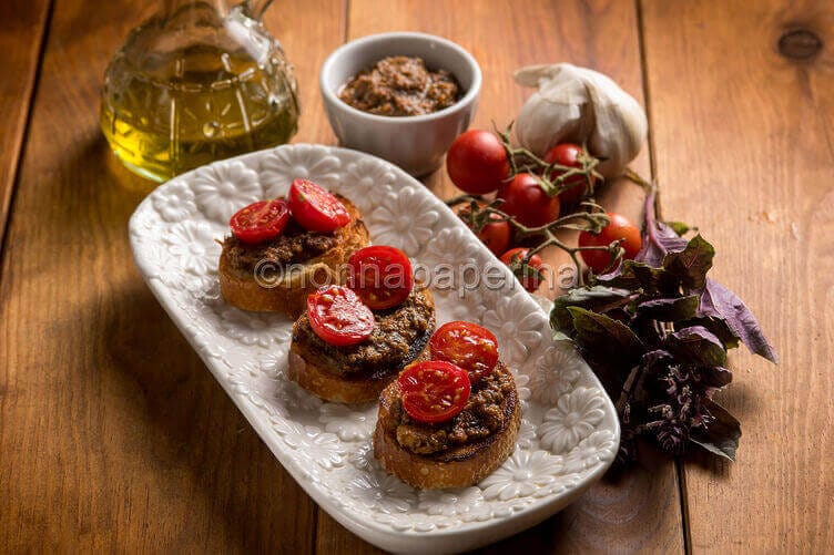 Bruschette con pesto di basilico rosso