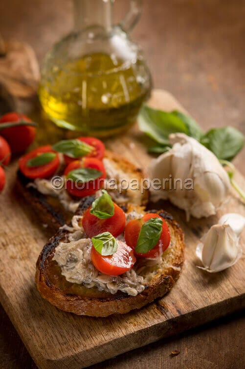 Bruschette di pesce e pomodorini