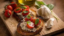 Bruschette di pesce e pomodorini, una ricetta sfiziosa