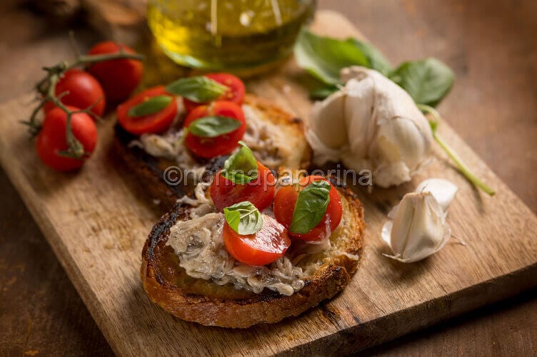 Bruschette di pesce e pomodorini