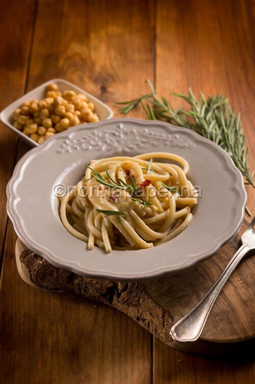 Bucatini con crema di ceci