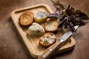 Burro aromatizzato al basilico rosso per San Valentino Burro aromatizzato al basilico rosso per San Valentino