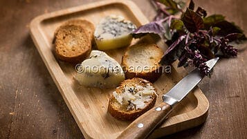 Burro aromatizzato al basilico rosso