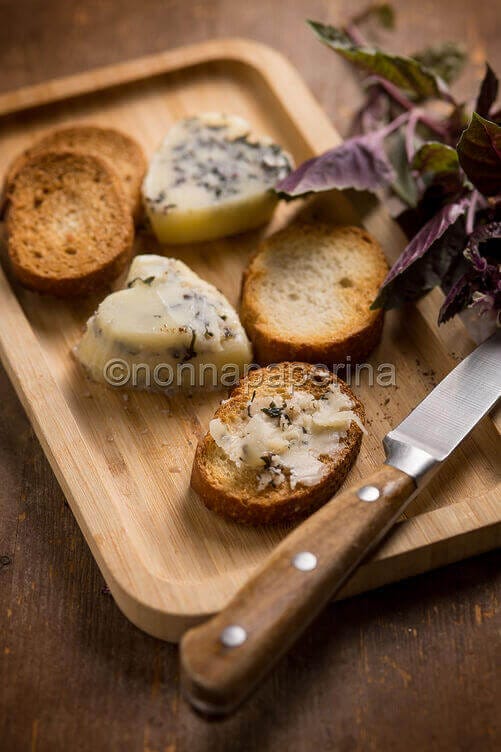 Burro aromatizzato al basilico rosso