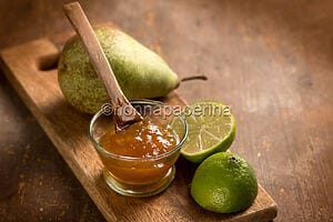 Confettura di pere, lime e zafferano per una dolcezza unica Confettura di pere, lime e zafferano per una dolcezza unica