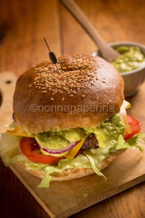 Hamburger con salsa guacamole Hamburger con salsa guacamole