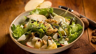 Insalata con ananas e noci