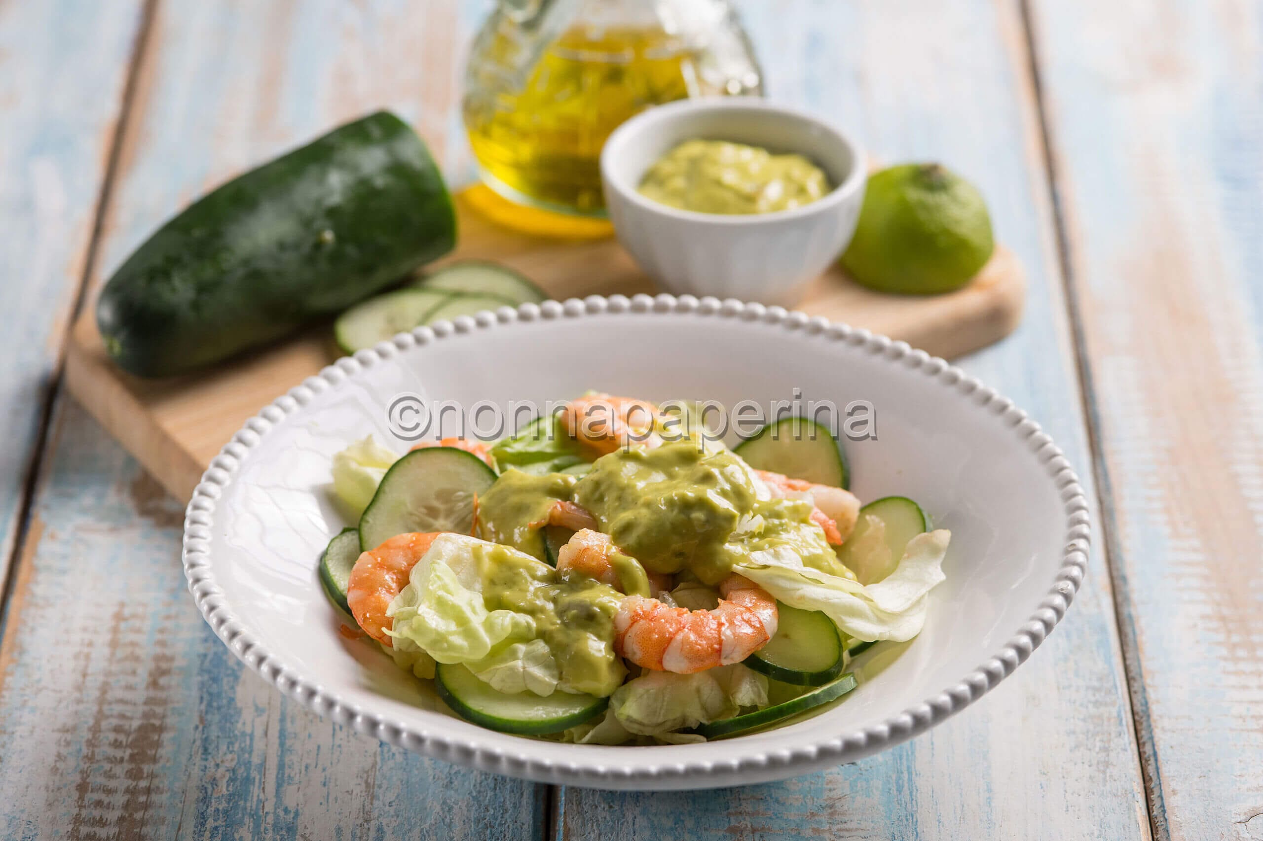 Insalata di gamberi e guacamole, un contorno ricco e esotico