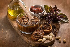 Pesto di basilico con mandorle, una ricetta alternativa Pesto di basilico con mandorle, una ricetta alternativa