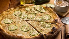 Pizza bianca con zucchine e pomodoro giallo, una vera bonta! Pizza bianca con zucchine e pomodoro giallo, una vera bonta!