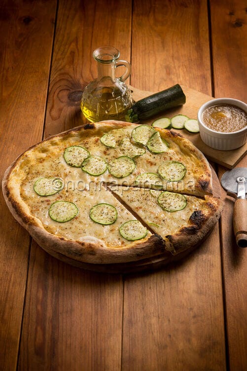 Pizza bianca con zucchine e pomodoro giallo