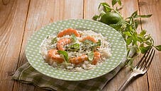 Risotto ai gamberi e lime, un primo piatto facile e insolito Risotto ai gamberi e lime, un primo piatto facile e insolito