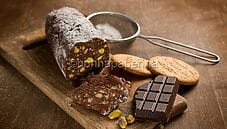 Salame al cioccolato con biscotti e pistacchi, una bontà! Salame al cioccolato con biscotti e pistacchi, una bontà!