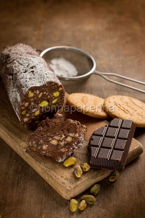 Salame al cioccolato con biscotti e pistacchi