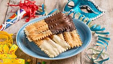 Chiacchiere al cioccolato, una golosa ricetta per carnevale