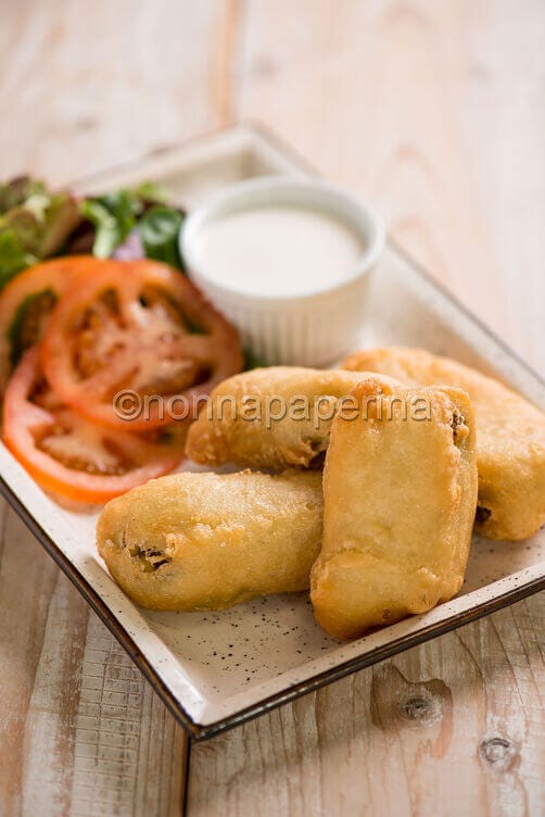 Fiori di zucca pastellati con ripieno di alici