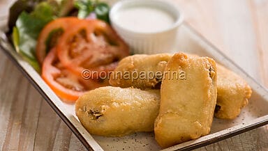 Fiori di zucca pastellati con ripieno di alici