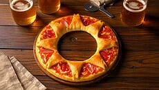 Ghirlanda di pizza con peperoni e prosciutto