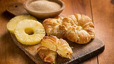 Girelle di pasta sfoglia con ananas, un dolce sfizioso