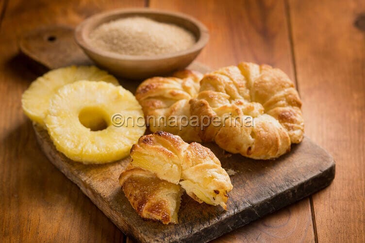 Girelle di pasta sfoglia con ananas