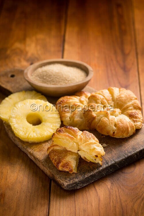 Girelle di pasta sfoglia con ananas Girelle di pasta sfoglia con ananas