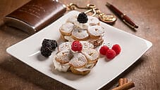 Millefoglie alla crema a forma di fiore per il tuo papà Millefoglie alla crema a forma di fiore per il tuo papà