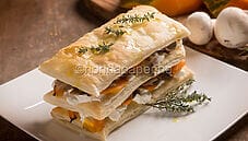 Millefoglie salata di zucca e ricotta: un tripudio di sapori Millefoglie salata di zucca e ricotta: un tripudio di sapori