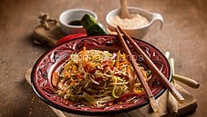 Noodles con verdure e salsa lemongrass, un piatto orientale Noodles con verdure e salsa lemongrass, un piatto orientale
