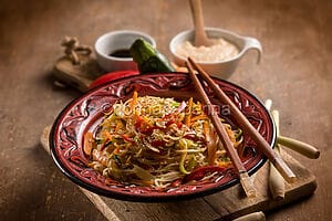 Noodles con verdure e salsa lemongrass, un piatto orientale Noodles con verdure e salsa lemongrass, un piatto orientale
